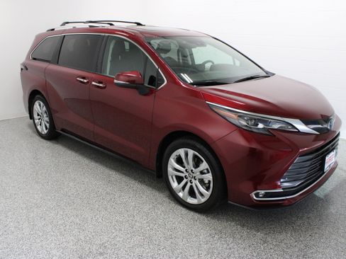 Used 2024 Toyota Sienna Platinum FWD image 4
