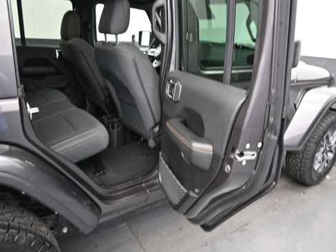 Used 2025 Jeep Wrangler Unlimited Sahara AWD/4WD image 12