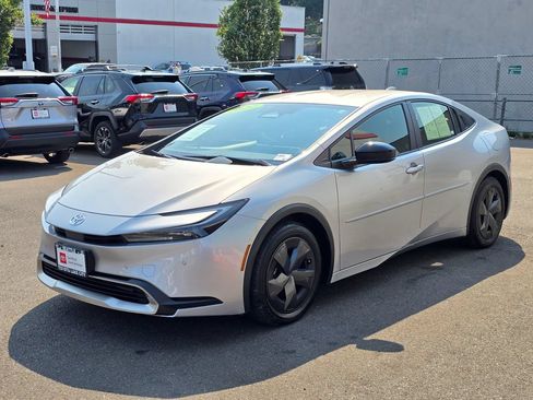 Certified 2024 Toyota Prius Prime FWD image 3