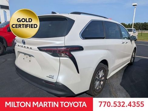 Certified 2024 Toyota Sienna XLE FWD image 3