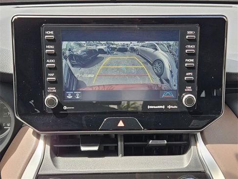 Used 2022 Toyota Venza XLE image 16