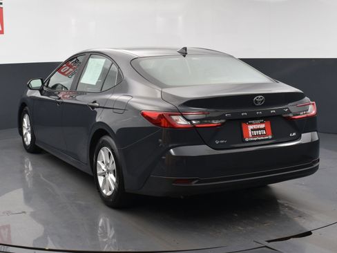 Used 2025 Toyota Camry LE image 3