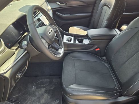 New 2025 Jeep Grand Cherokee Altitude image 12