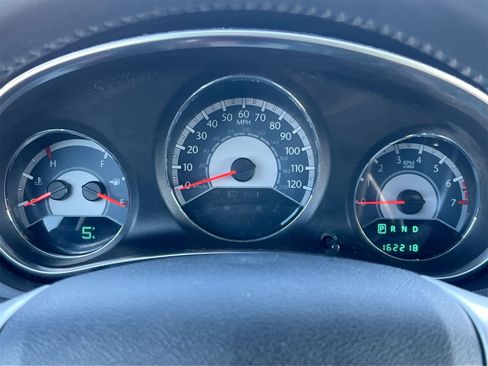 Used 2011 Chrysler 200 Limited image 31