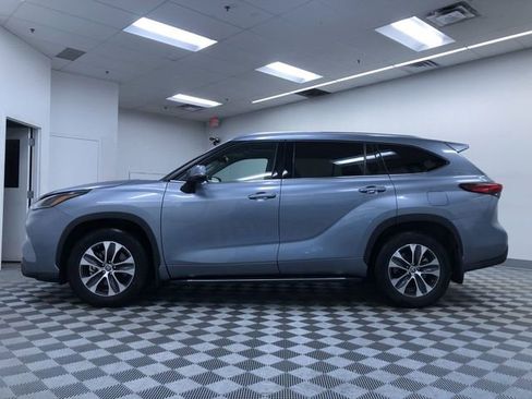 Certified 2021 Toyota Highlander XLE AWD/4WD image 11