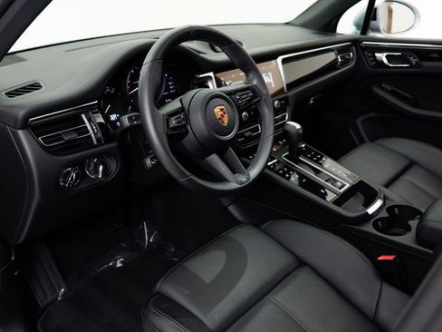 Certified 2026 Porsche Macan AWD/4WD image 36