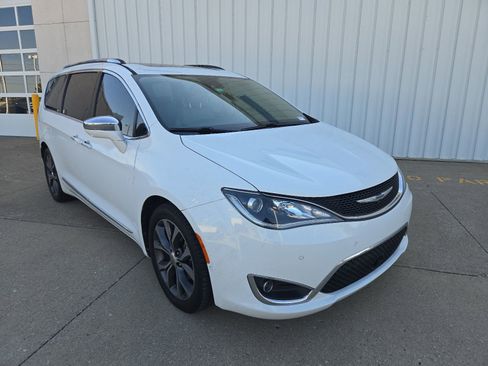 Used 2018 Chrysler Pacifica Limited w/ Tire & Wheel Group FWD image 2