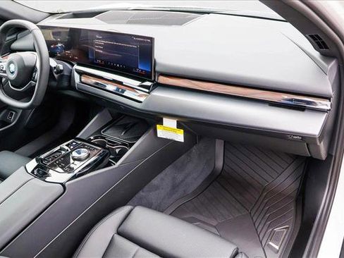 Used 2025 BMW i5 xDrive40 w/ Premium Package image 24