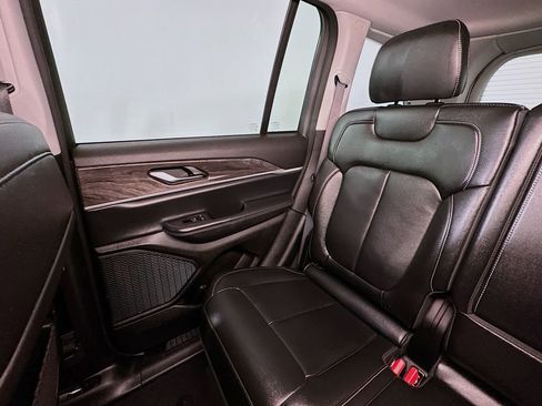 Used 2023 Jeep Grand Cherokee Limited w/ Black Appearance Package image 12