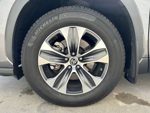 Used 2022 Toyota Highlander XLE AWD/4WD image 11