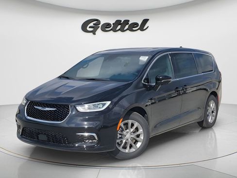 New 2026 Chrysler Pacifica Limited image 1