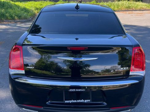 Used 2019 Chrysler 300 Touring image 4