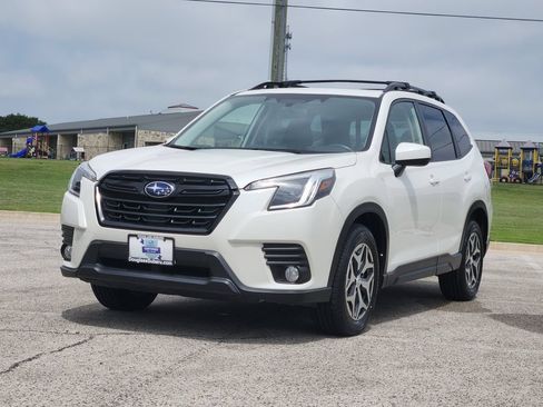 Certified 2022 Subaru Forester Premium AWD/4WD image 2
