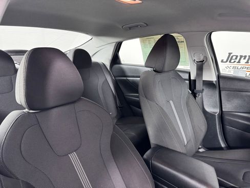 Used 2025 Hyundai Elantra SE image 30