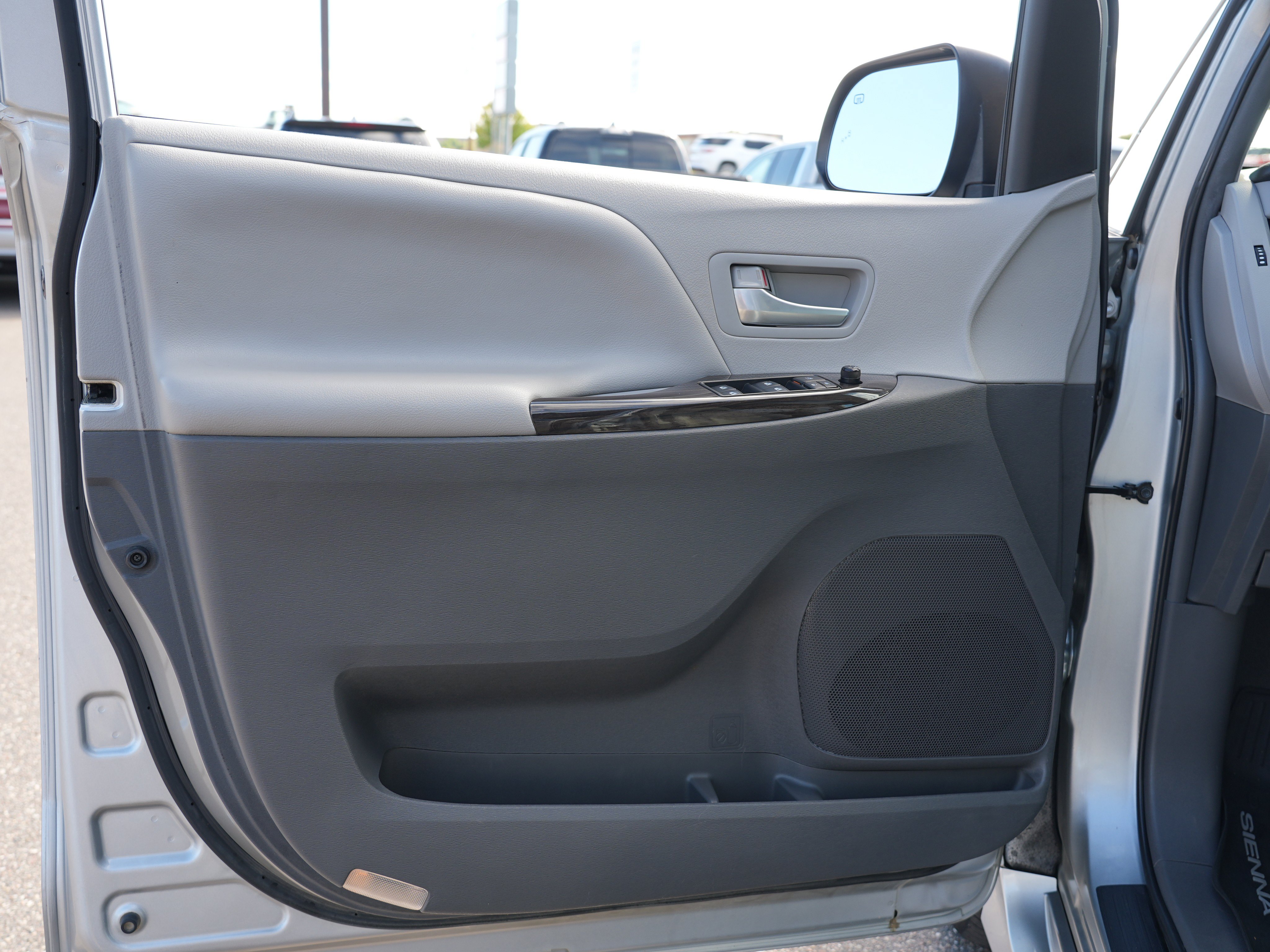 Used 2019 Toyota Sienna XLE Premium w/ Carpet Mat Package AWD/4WD image 13