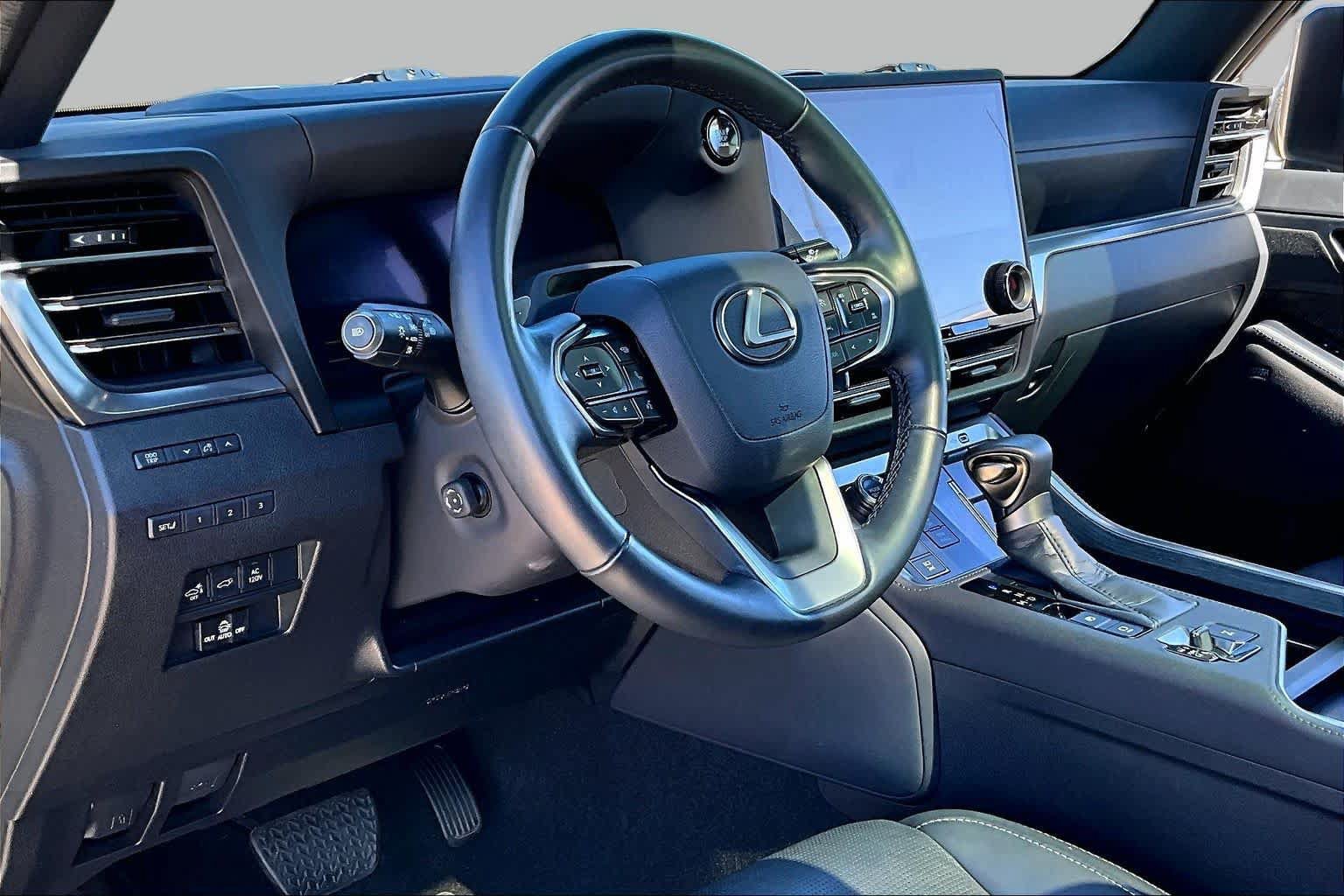 Used 2025 Lexus GX 550 w/ Accessory Package (2T) AWD/4WD image 33