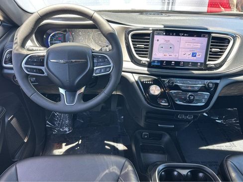 Used 2025 Chrysler Pacifica Select FWD image 20