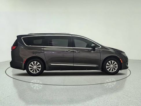 Used 2019 Chrysler Pacifica Touring-L FWD image 7