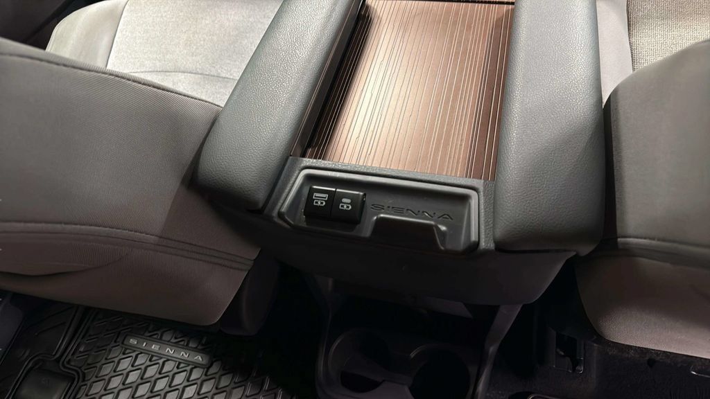Used 2024 Toyota Sienna LE FWD image 18