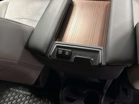 Used 2024 Toyota Sienna LE FWD image 18