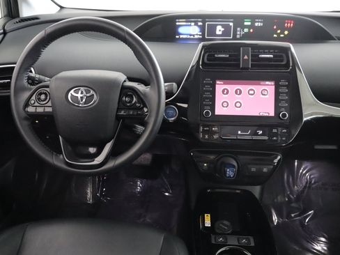 Used 2020 Toyota Prius XLE image 2