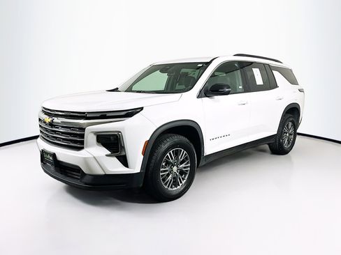 Used 2025 Chevrolet Traverse LT FWD image 3