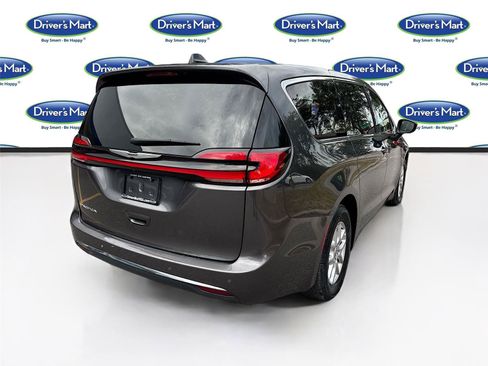 Used 2023 Chrysler Pacifica Touring-L FWD image 7