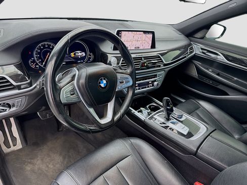 Used 2019 BMW 740i w/ M Sport Package RWD image 7