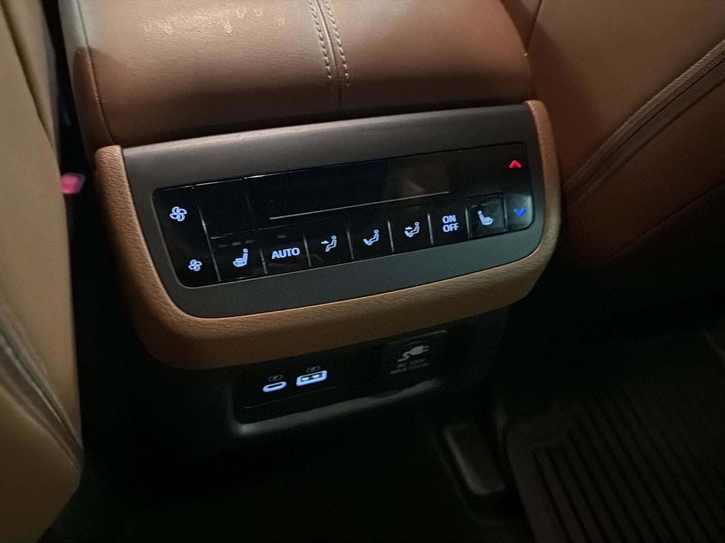 Used 2024 Nissan Pathfinder Platinum FWD image 12
