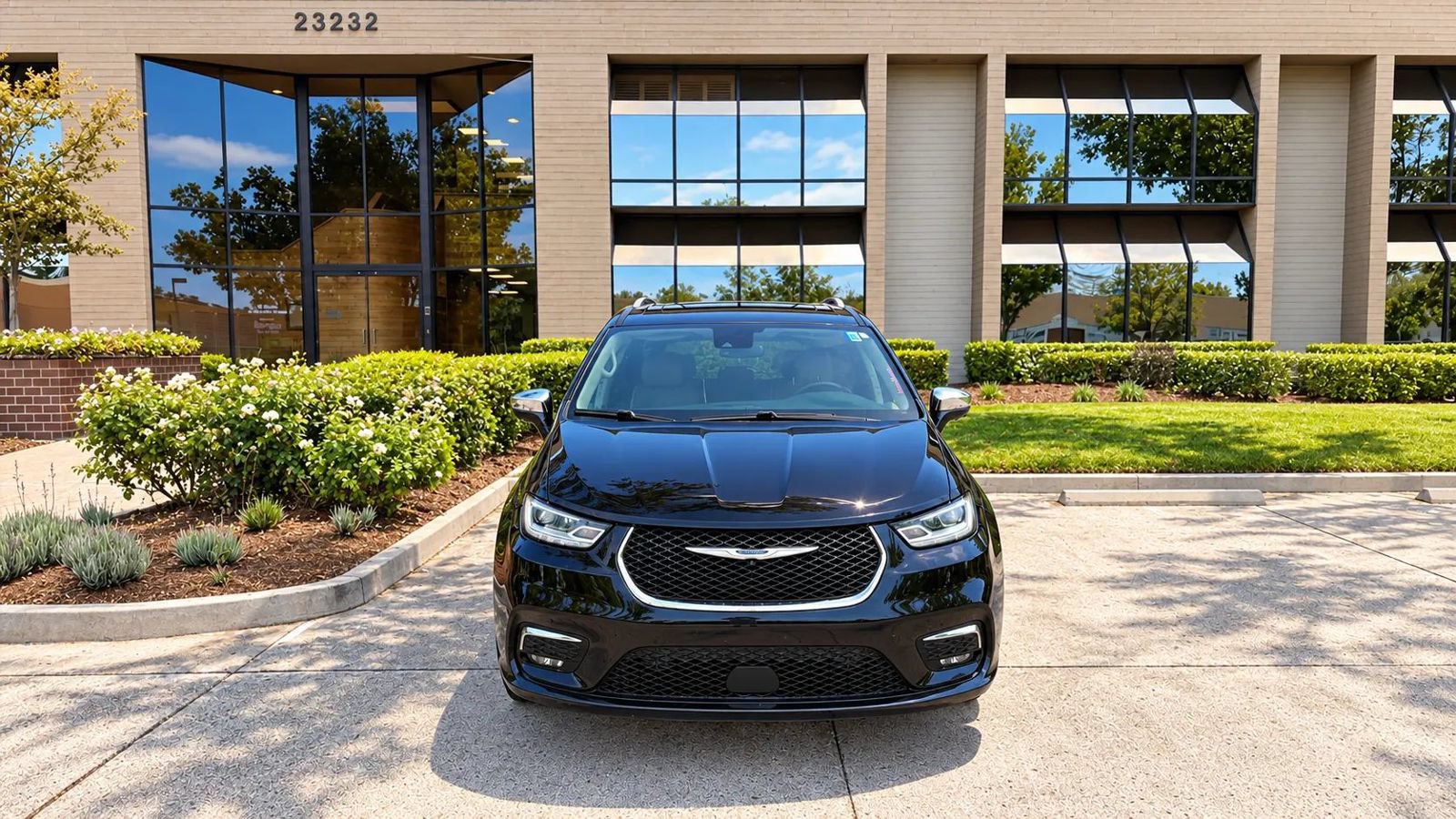 Used 2022 Chrysler Pacifica Limited w/ Uconnect Theater Family Group FWD image 2