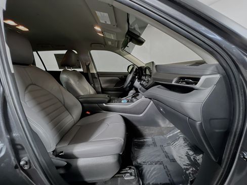 Used 2024 Toyota Highlander LE FWD image 31