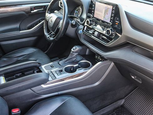 Used 2021 Toyota Highlander Limited image 17