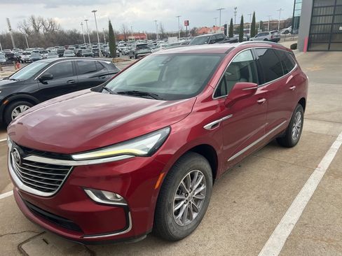 Used 2023 Buick Enclave Premium image 2