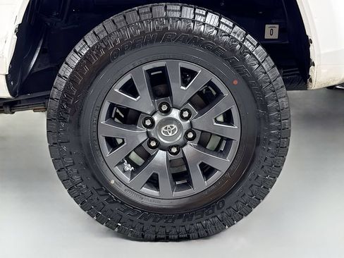 Used 2020 Toyota Tacoma SR5 RWD image 7