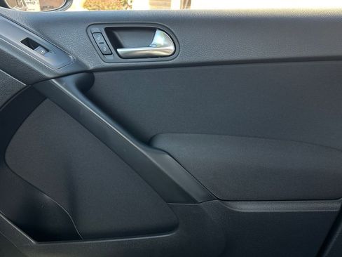 Used 2017 Volkswagen Tiguan S image 24