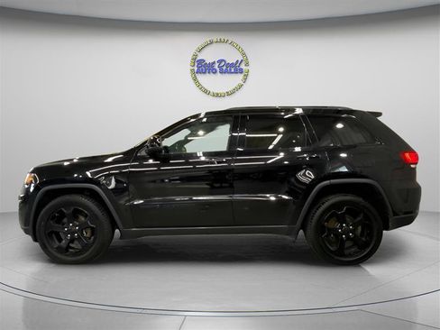 Used 2018 Jeep Grand Cherokee Laredo AWD/4WD image 3