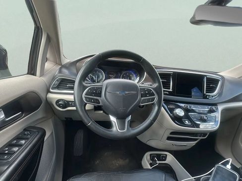 Used 2017 Chrysler Pacifica Touring-L FWD image 19