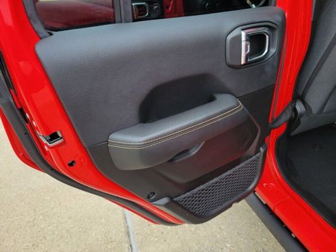 Used 2025 Jeep Wrangler Unlimited Sahara AWD/4WD image 30
