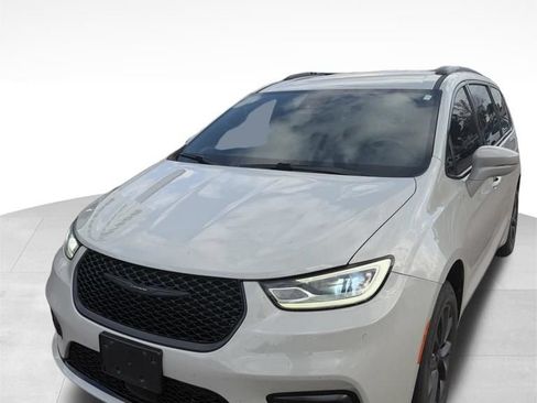 Used 2021 Chrysler Pacifica Touring-L w/ S Appearance Package AWD/4WD image 3