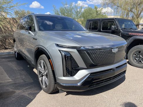 Used 2026 Cadillac Vistiq Sport AWD/4WD image 3