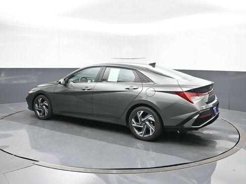 Used 2025 Hyundai Elantra Limited FWD image 4