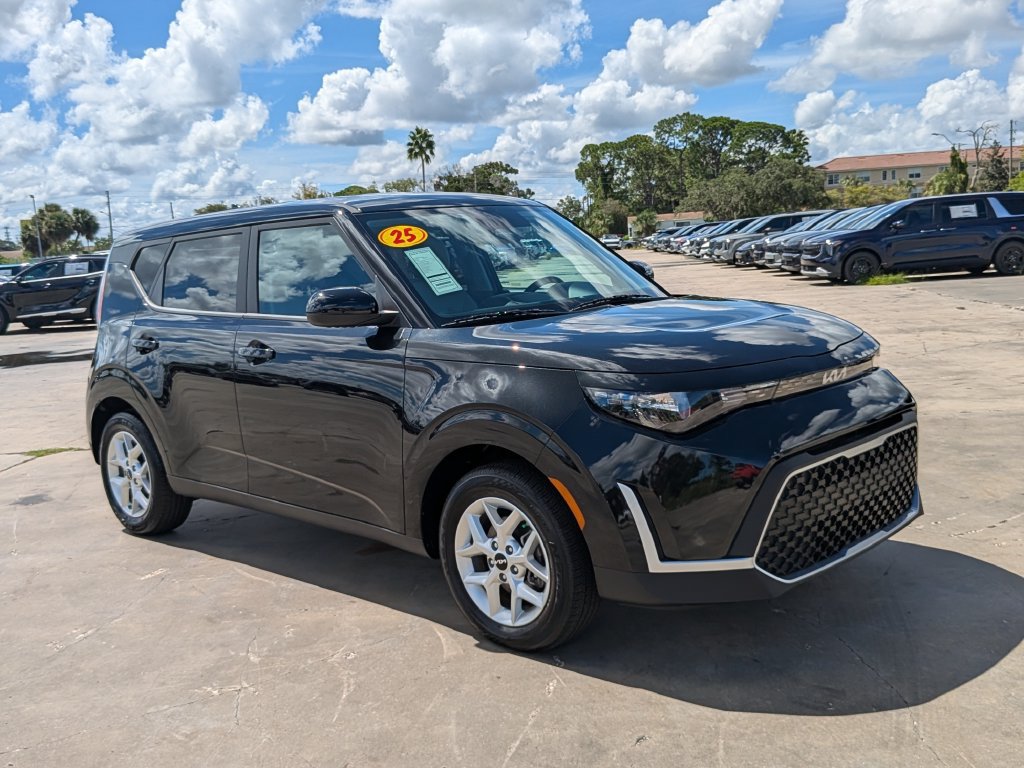 Certified 2025 Kia Soul LX w/ LX Technology Package FWD image 2