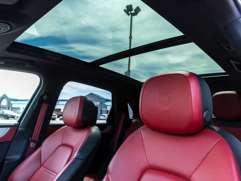 Used 2024 Porsche Cayenne image 29