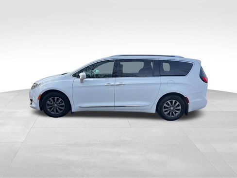 Used 2020 Chrysler Pacifica Touring-L image 3