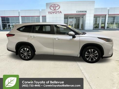 Certified 2023 Toyota Highlander XLE image 6