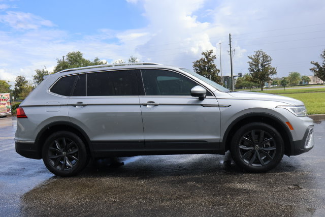 Certified 2023 Volkswagen Tiguan SE w/ Panoramic Sunroof Package FWD image 9