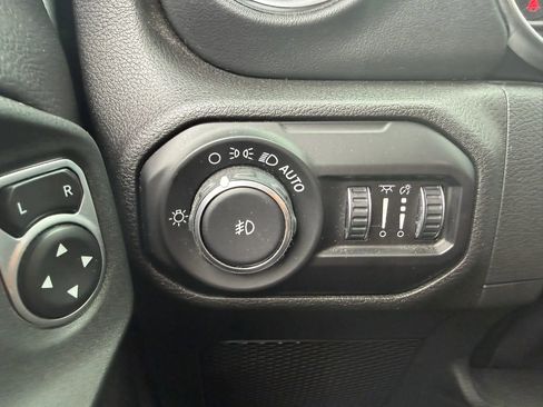 Used 2019 Jeep Wrangler Unlimited Sahara w/ Cold Weather Group AWD/4WD image 17