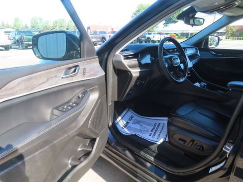 Used 2023 Jeep Grand Cherokee Limited w/ Trailer Tow Prep Group (B) AWD/4WD image 19