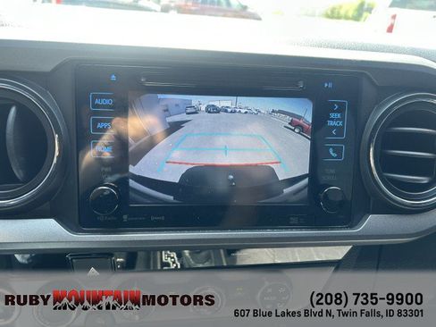 Used 2018 Toyota Tacoma TRD Off-Road w/ Technology Package AWD/4WD image 9