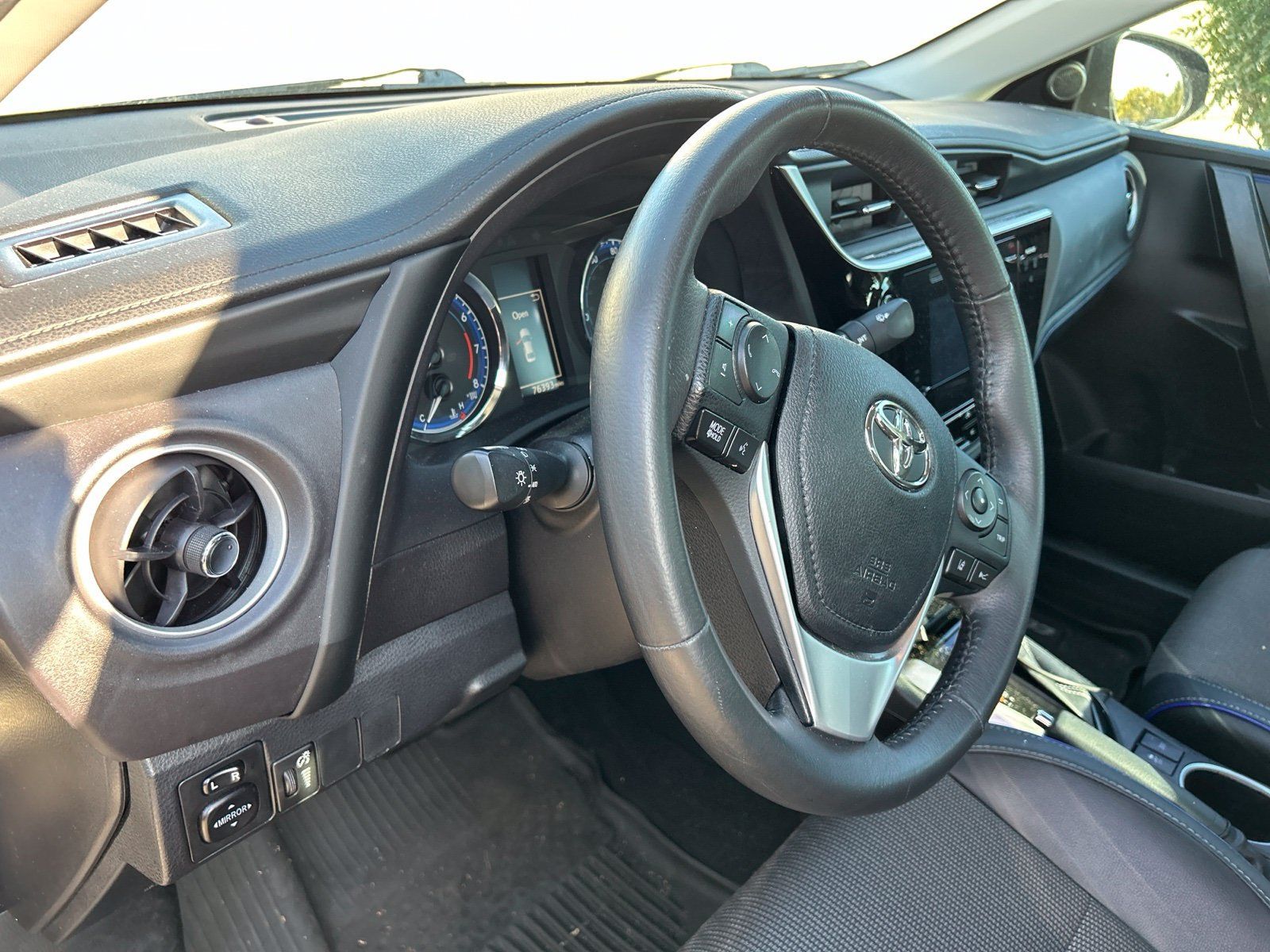 Used 2017 Toyota Corolla SE FWD image 7